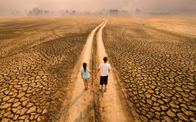 Dos jovenes tomados de la mano están parados sobre una tierra desierta viendo a su alrededor sin esperanza.