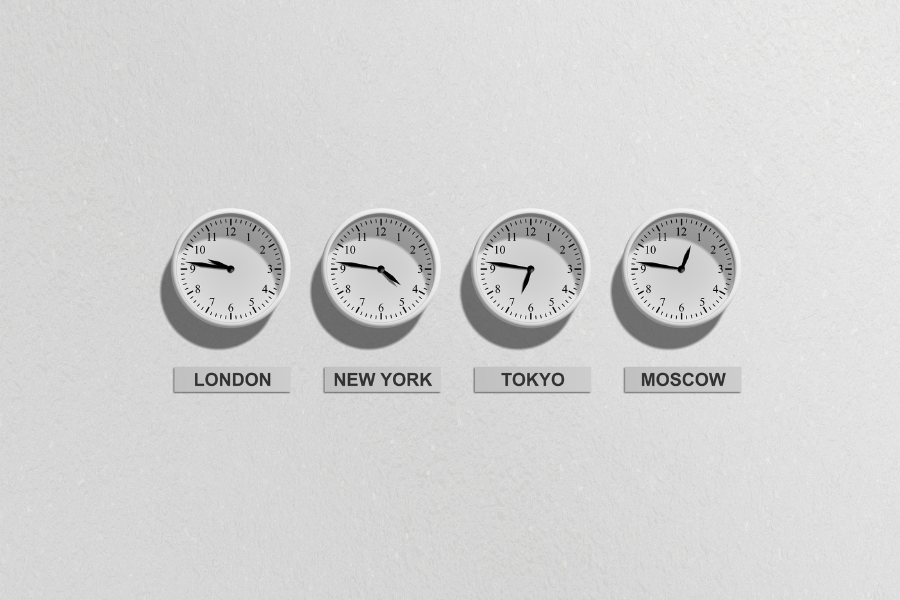 Relojes marcando la hora en diferentes países, indicando qué es el sellado de tiempo