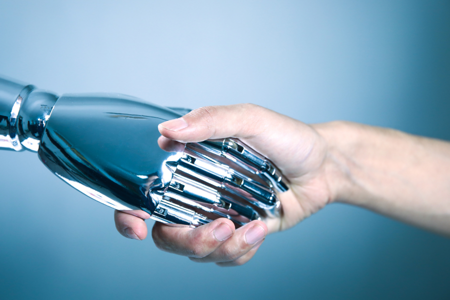Confianza en la inteligencia artificial: mano robot toma una mano humana